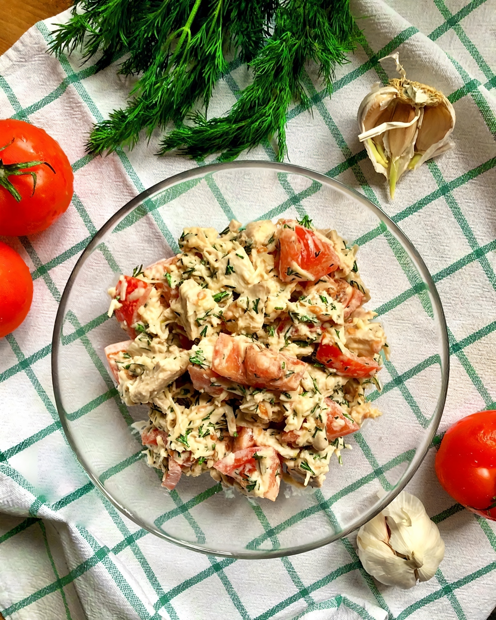 Салат с куриной грудкой и томатами