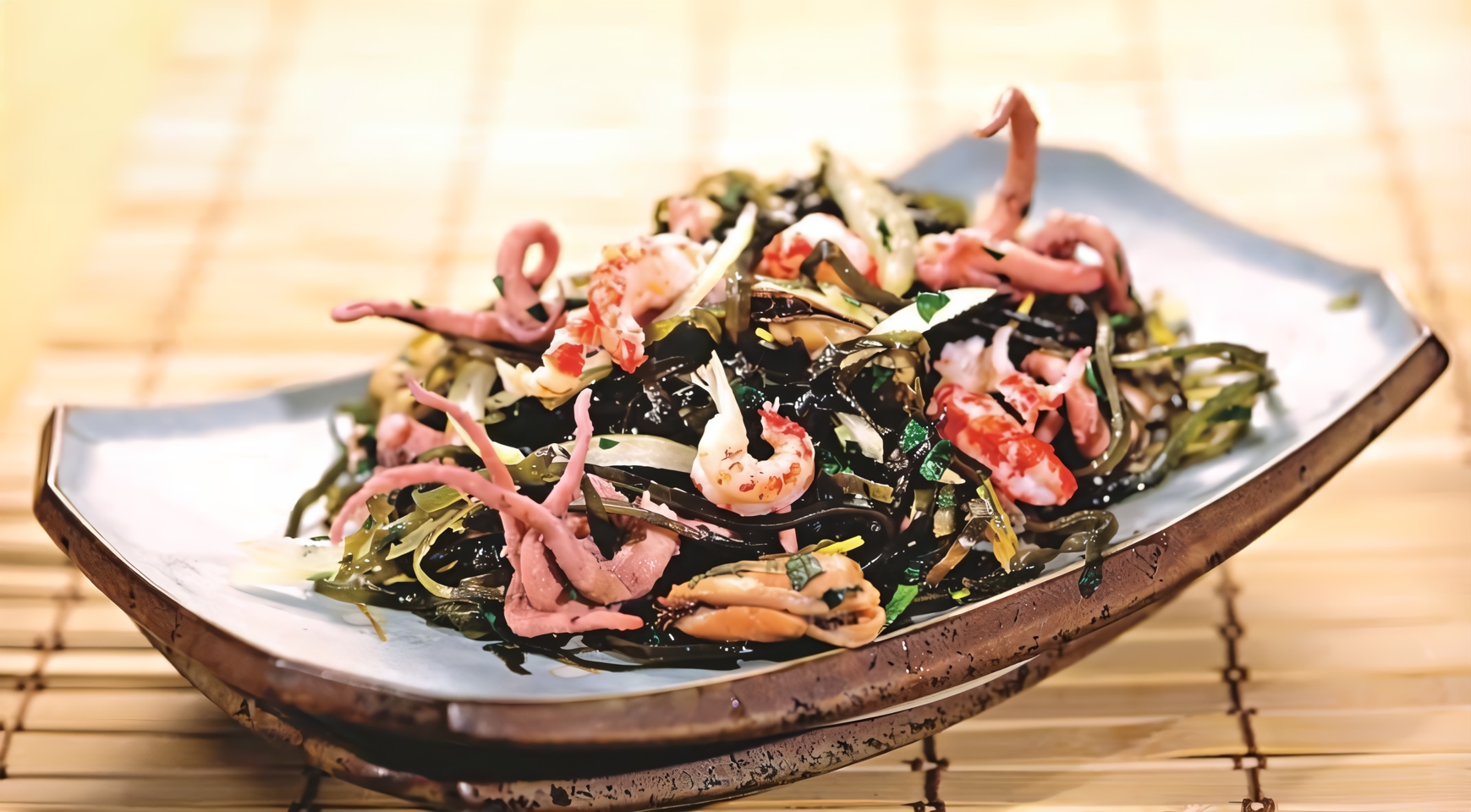 Салат с морепродуктами и морской капустой