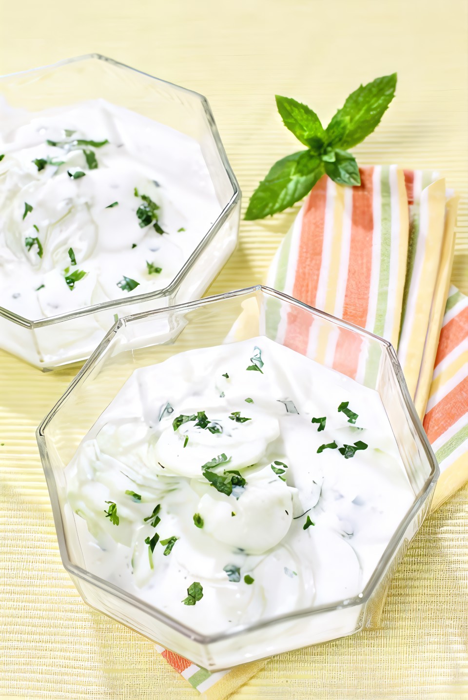 Салат с огурцом и мятой