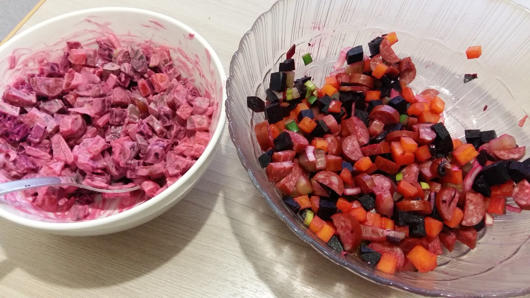 Салат с охотничьими колбасками и свеклой