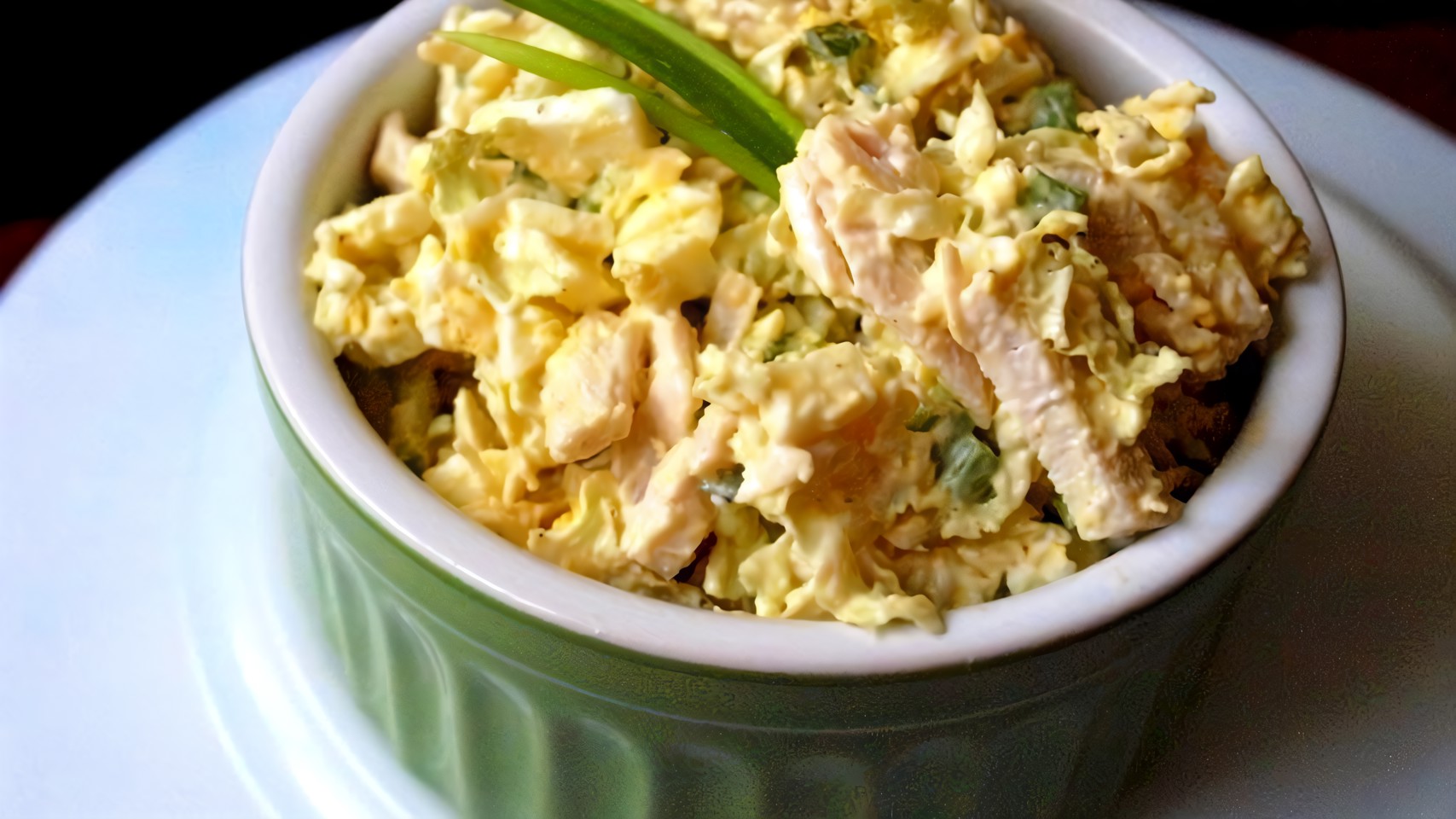 Салат с пекинской капустой, огурцами и яичными блинчиками
