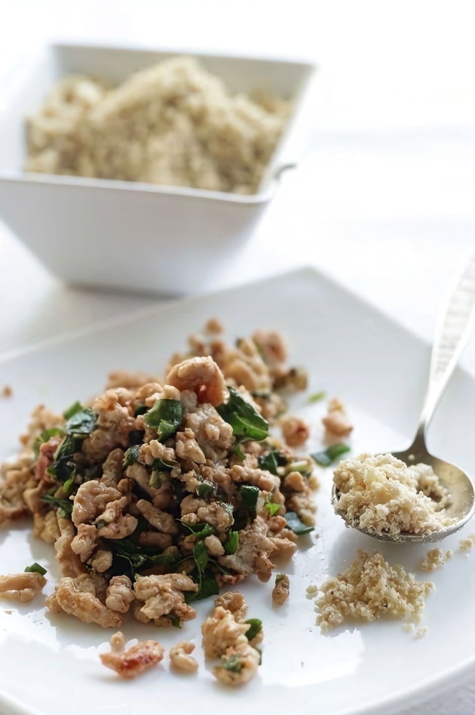 Салат с травами, рубленой курицей и пряной заправкой