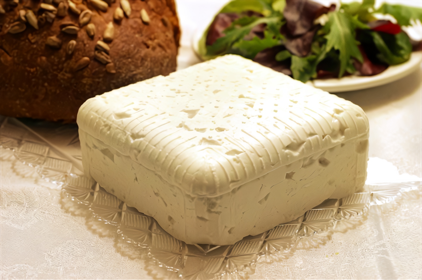 Салат с травами и теплым козьим сыром
