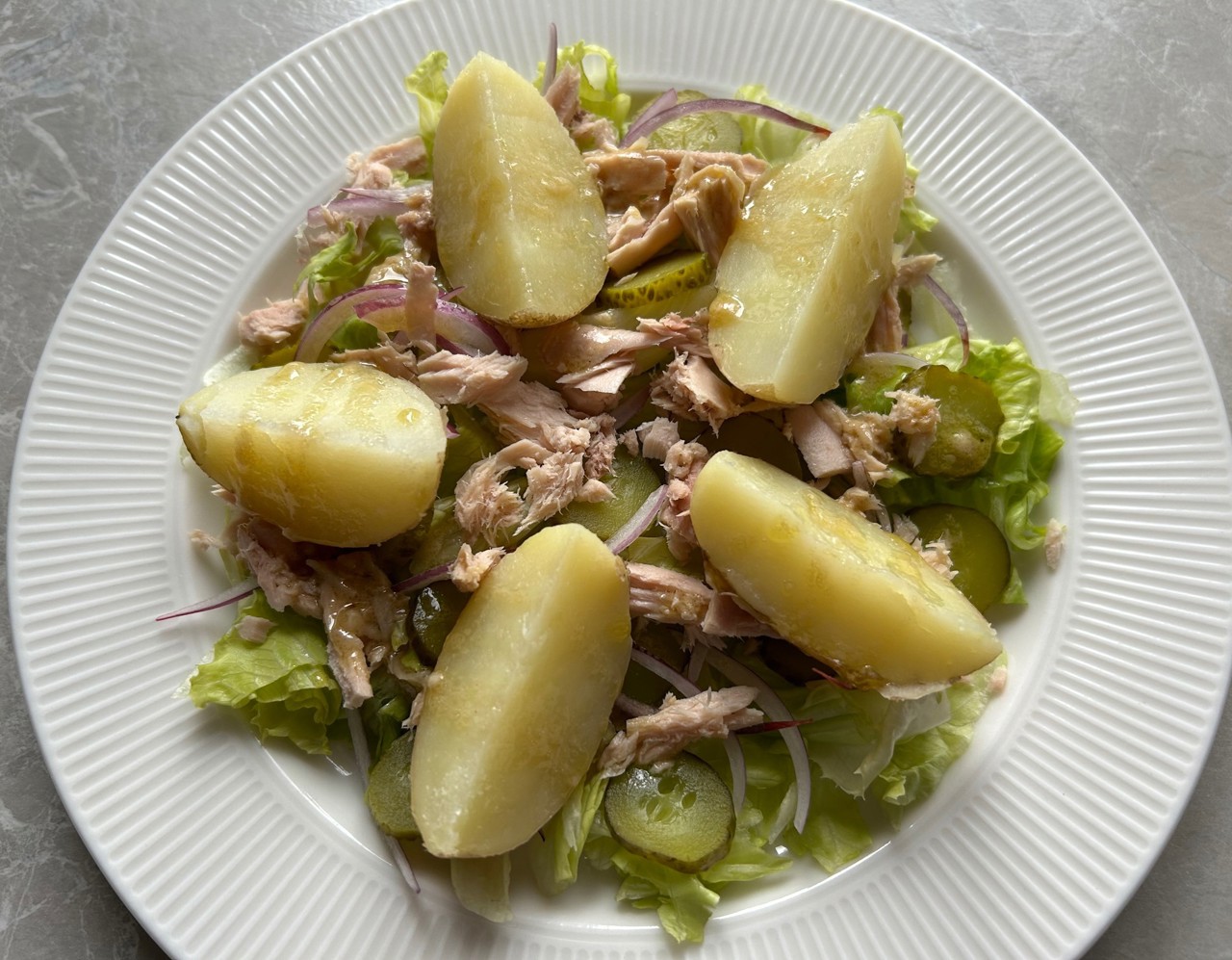 Салат с тунцом и молодым картофелем