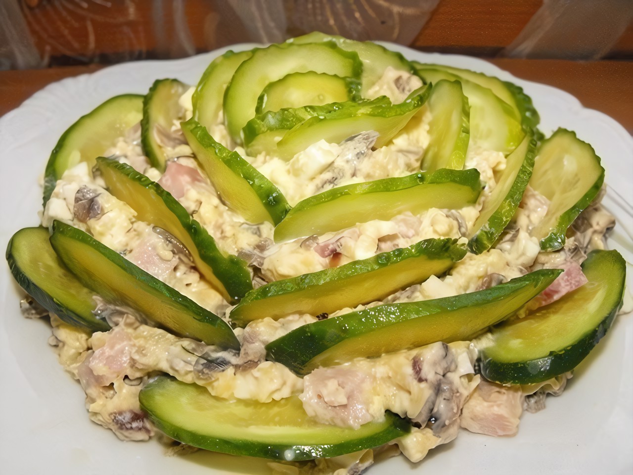 Салат с ветчиной, грибами и огурцами