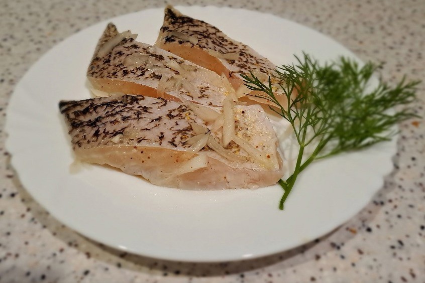 Селедка из щуки с лимонным соком и луком