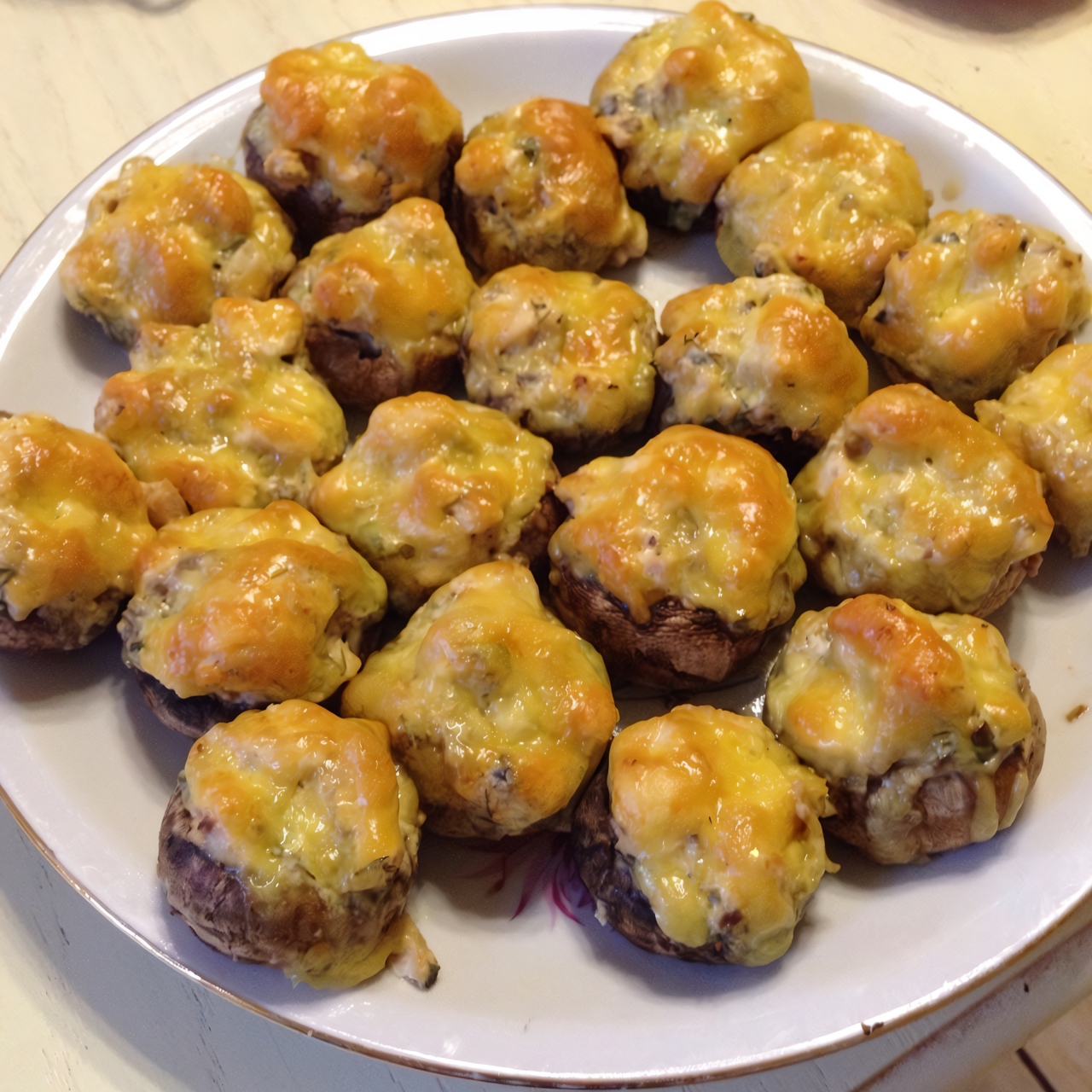 Шампиньоны фаршированные курицей и сыром