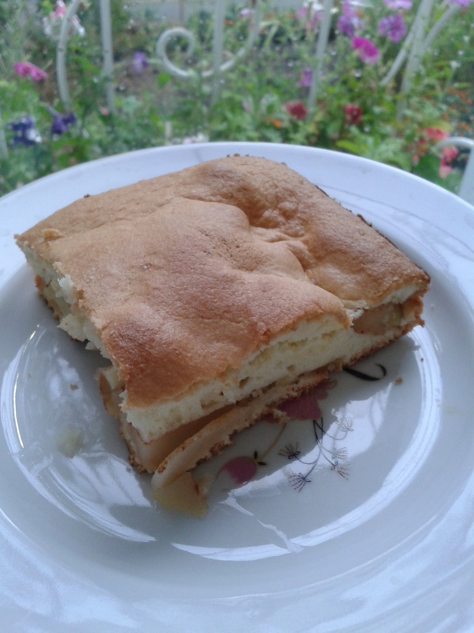 Шарлотка с кислыми яблоками и корицей по-домашнему
