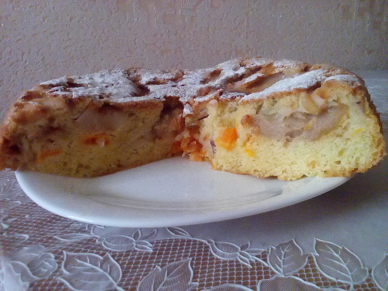 Шарлотка с яблоками и мандаринами
