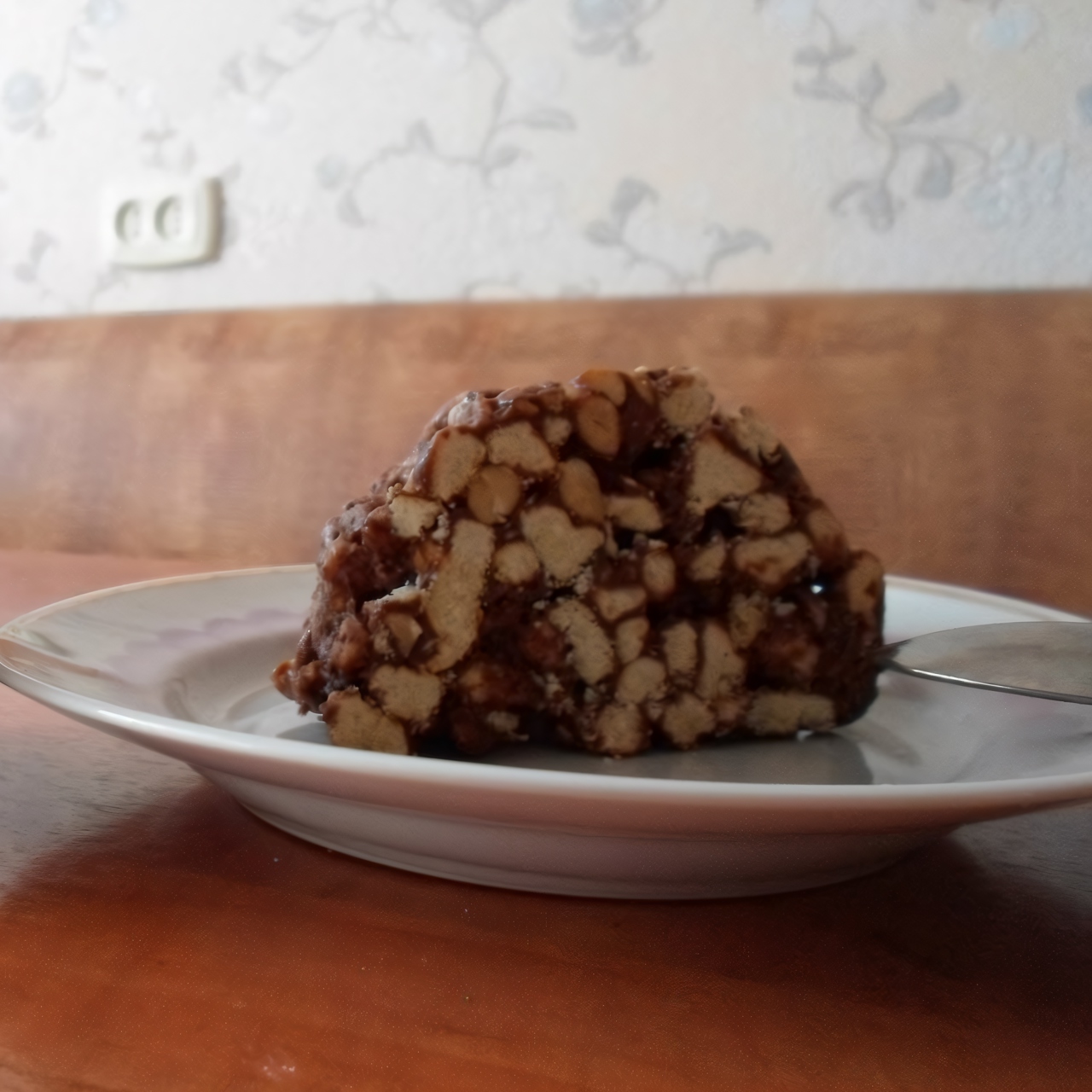 Шоколадная колбаска с печеньем и арахисом