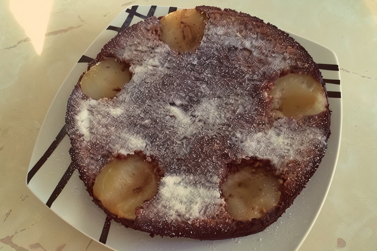 Шоколадный пирог с грушами