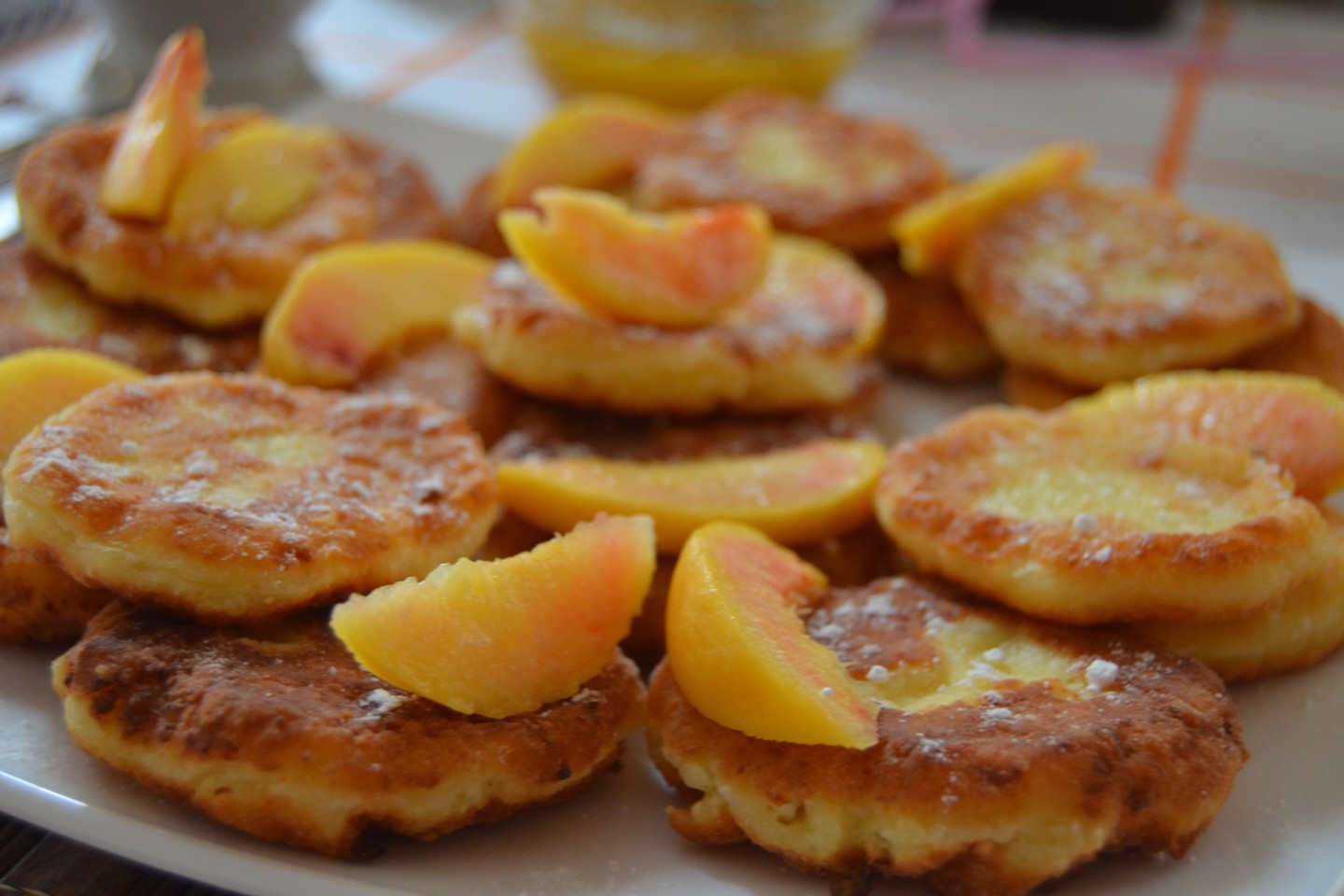 Сырники с персиками