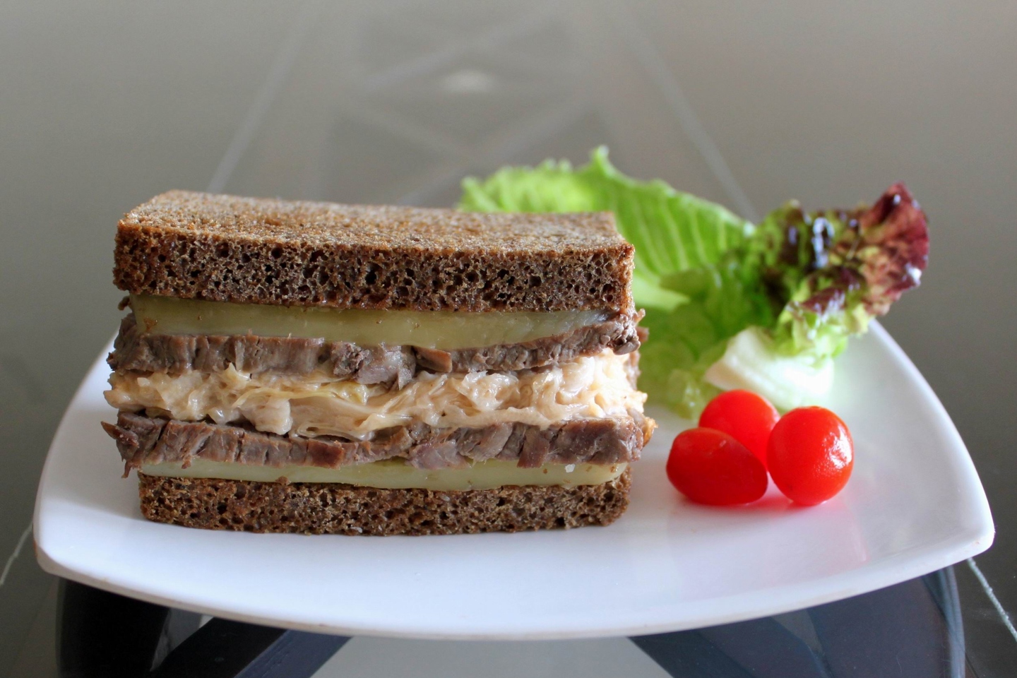 Сэндвич с говядиной и квашеной капустой