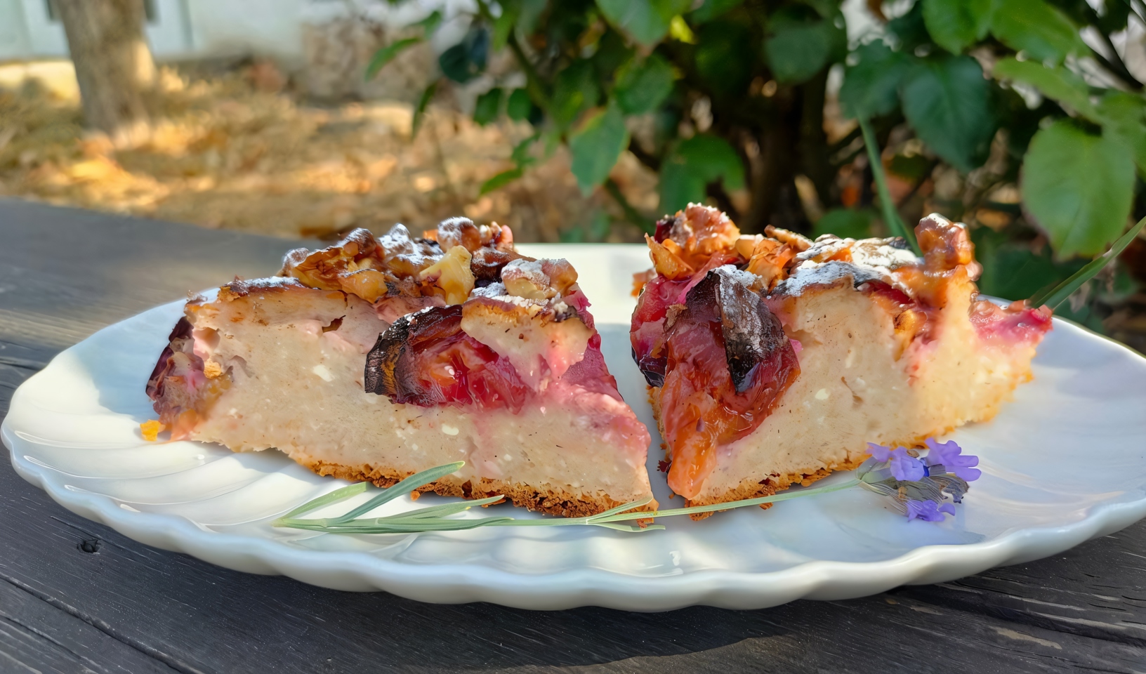 Сливовый пирог с какао и орехами