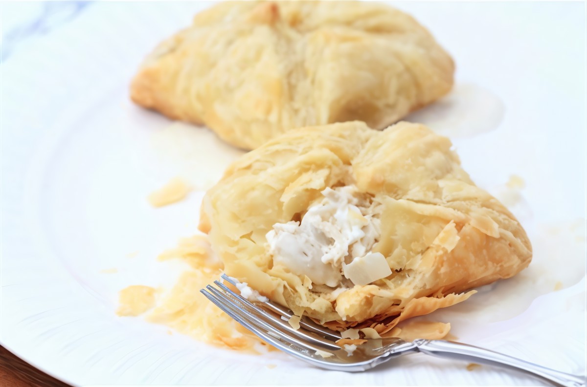 Слоеные пирожки с курицей