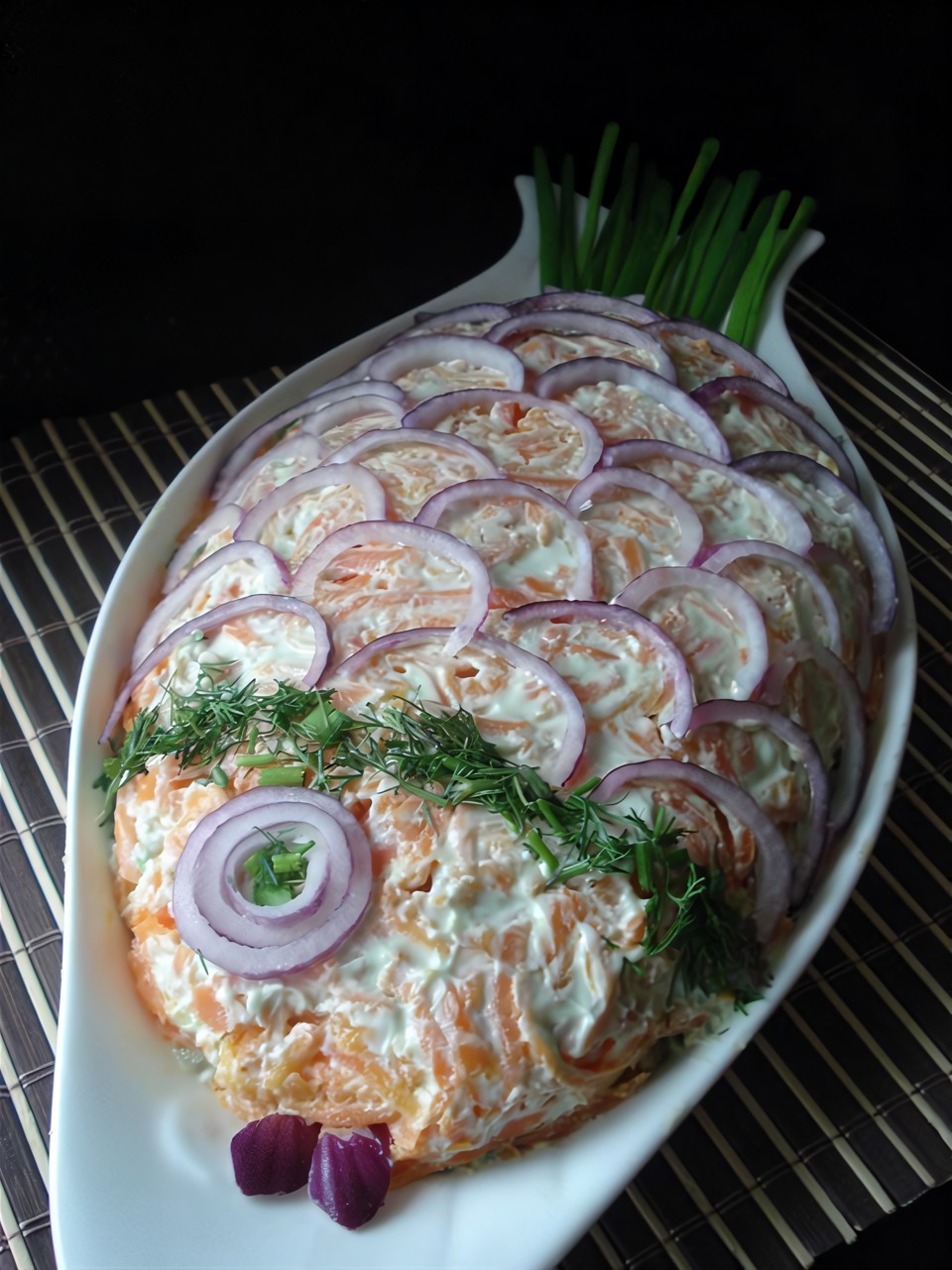 Слоеный салат с красной рыбой, рисом и овощами