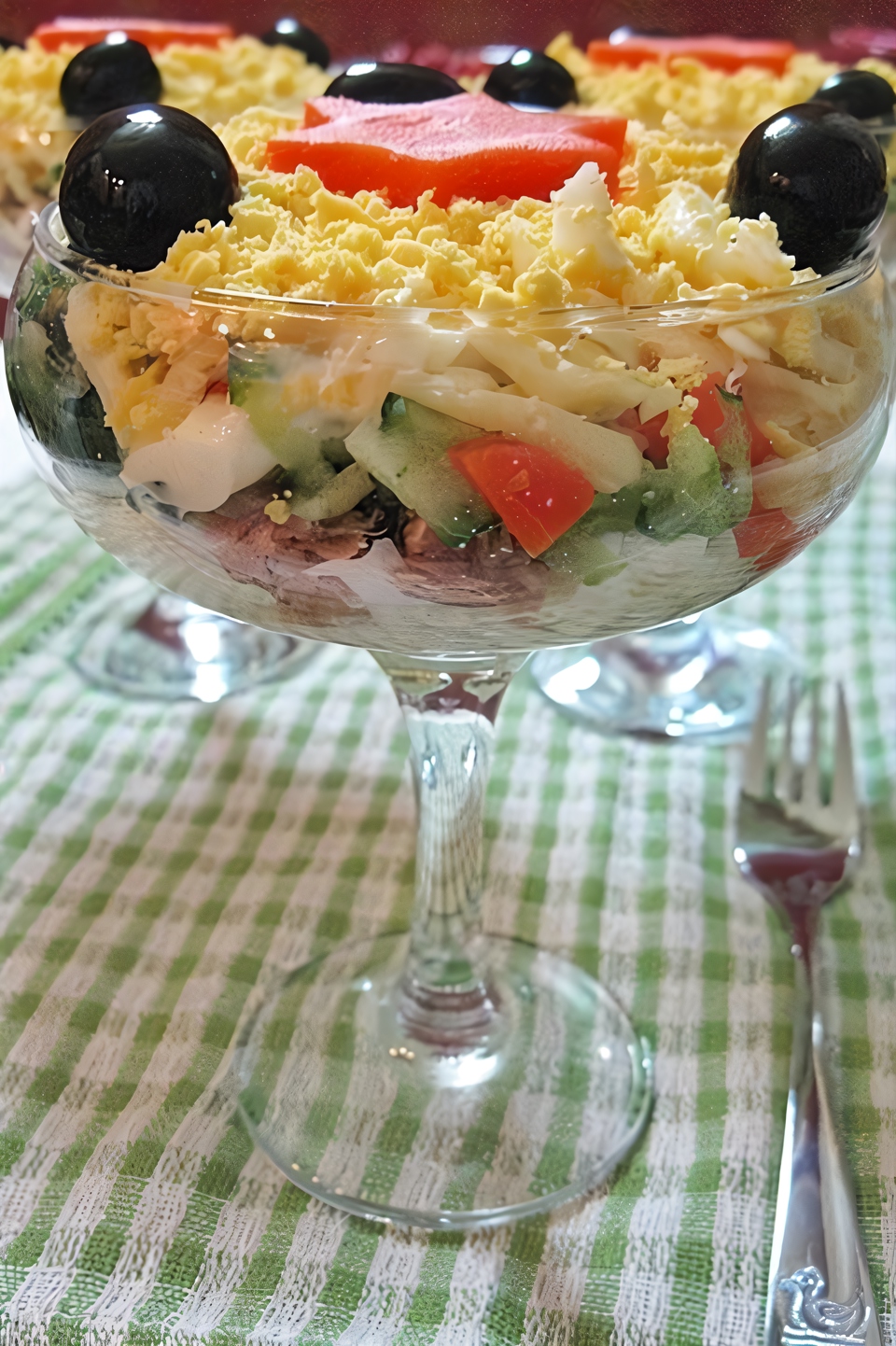 Слоеный салат с тунцом и сыром