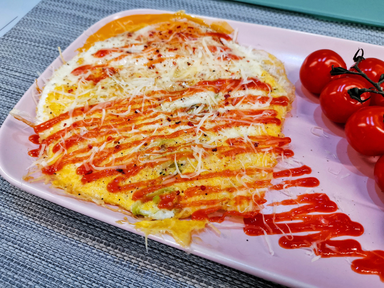 Сочная луковая яичница с сыром