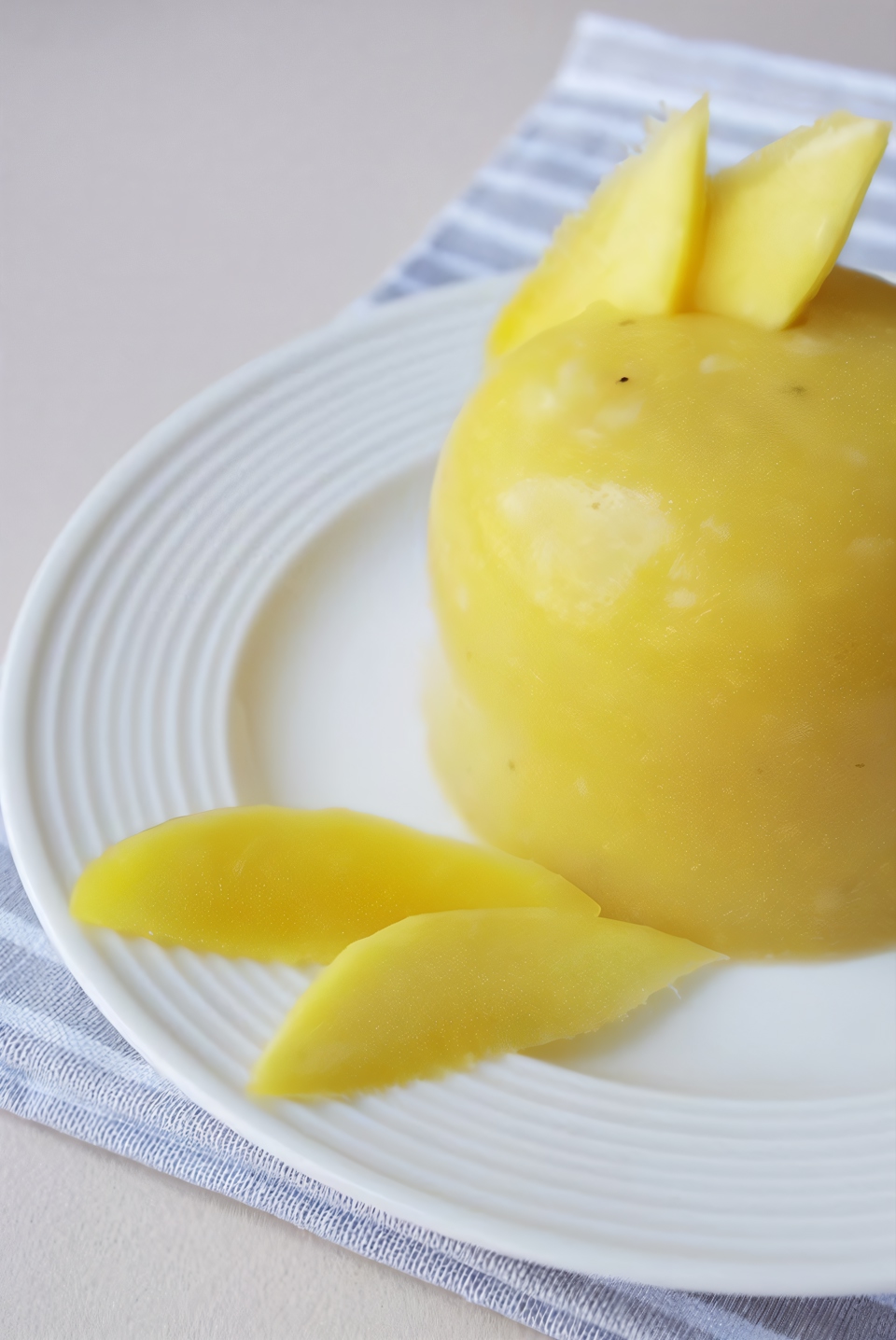Солнечный десерт из манго и банана