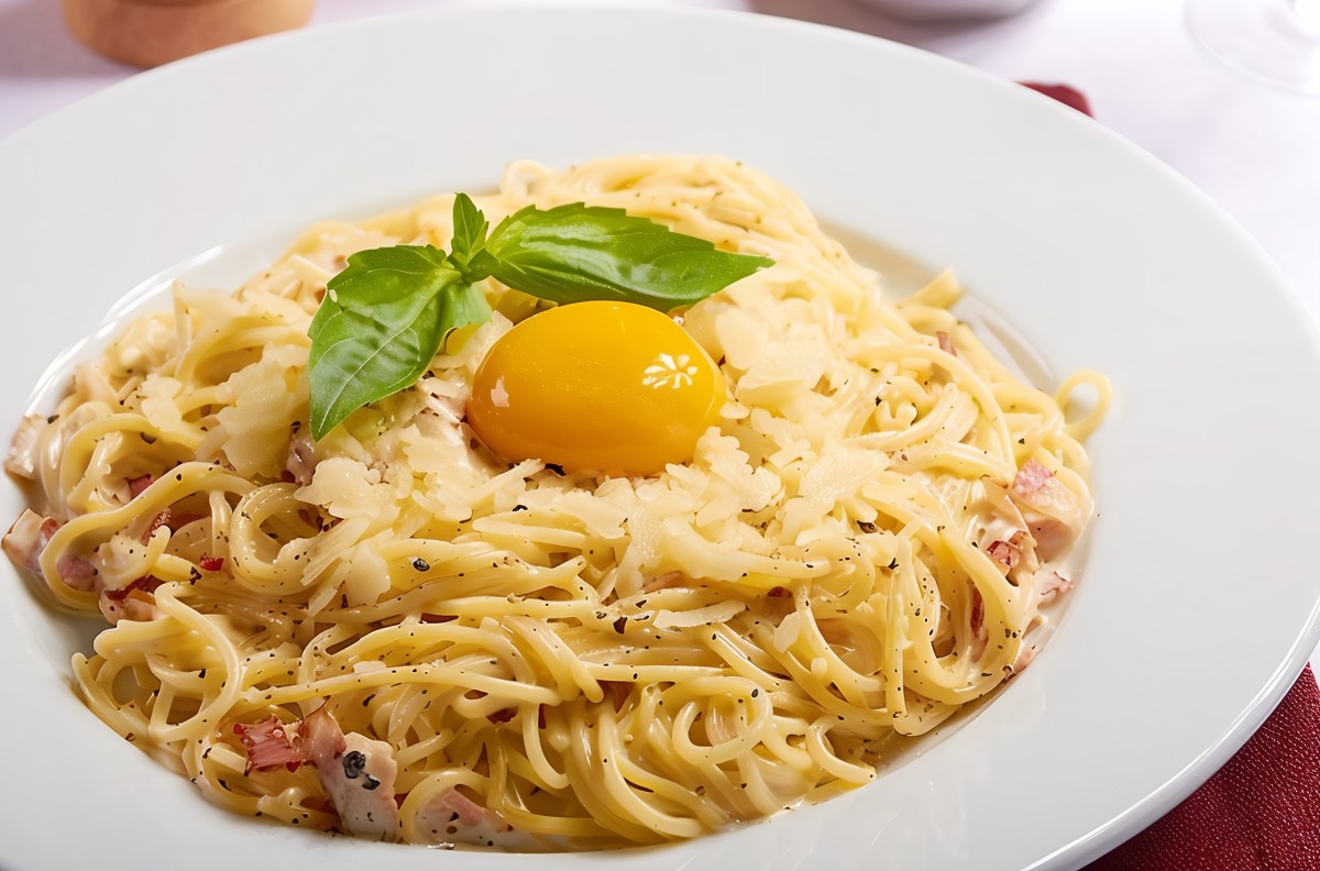 Спагетти карбонара с беконом и яйцом
