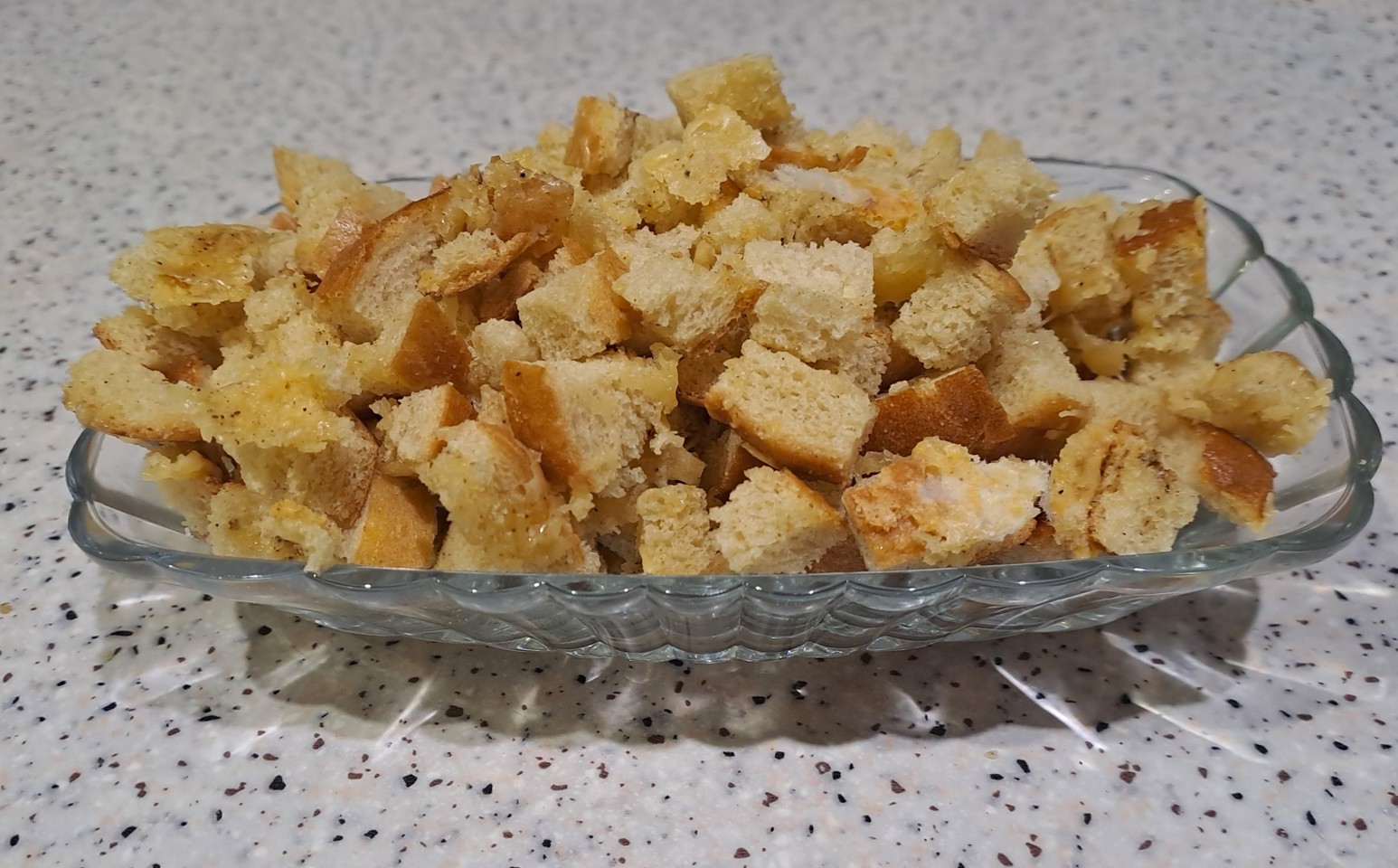 Сухарики в духовке из белого батона с укропом и чесноком
