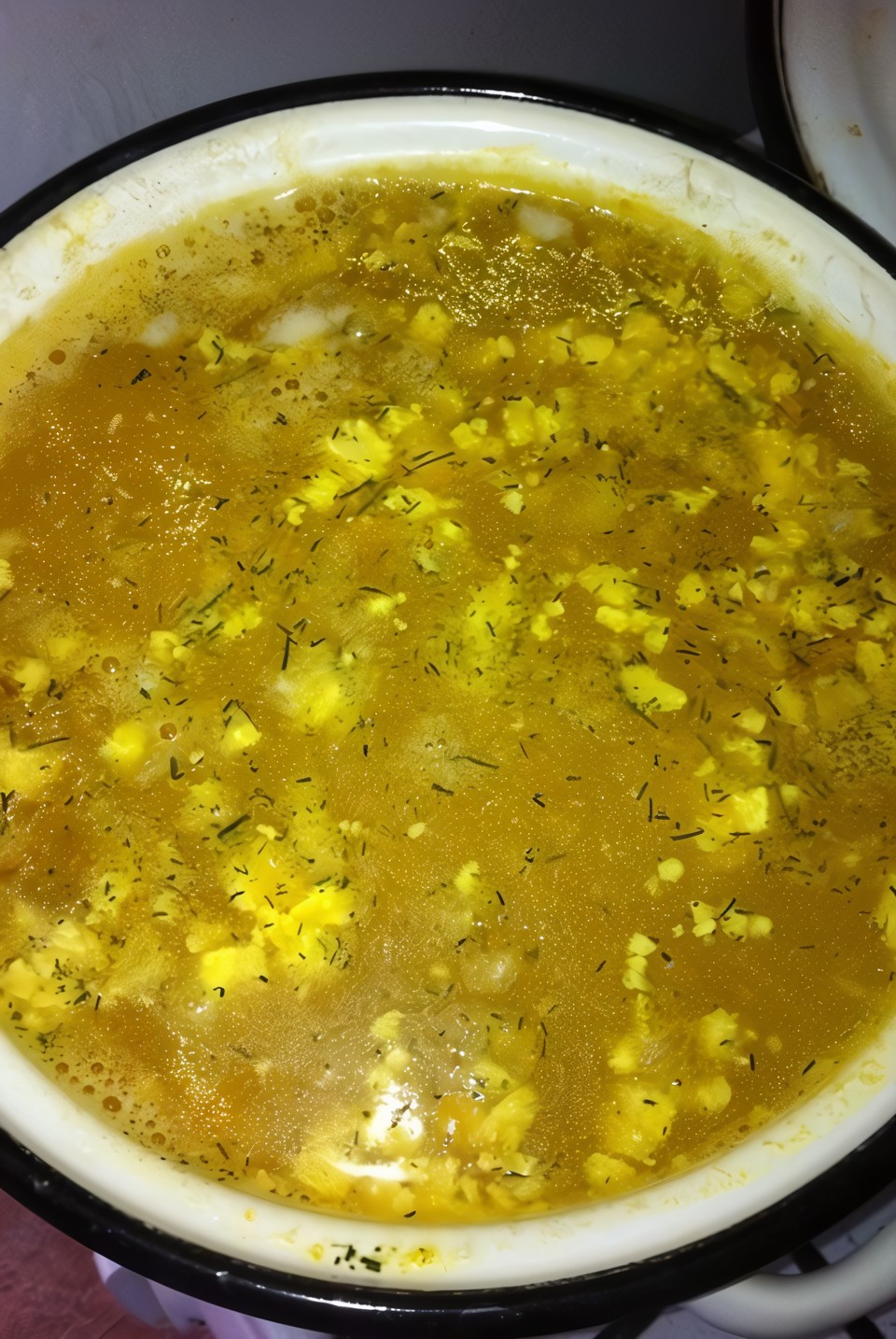 Суп с яйцом, рисом и зеленым горошком