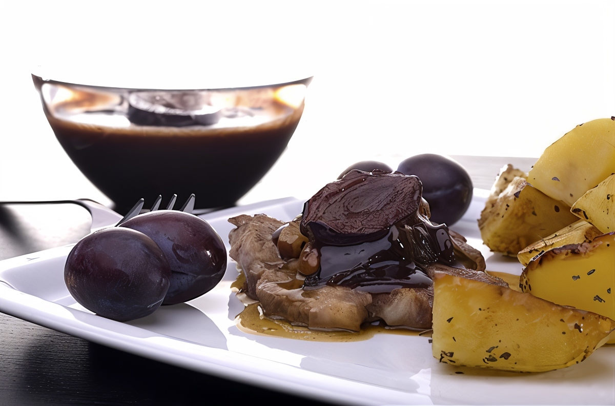 Свинина с шоколадом, черносливом, изюмом и корицей