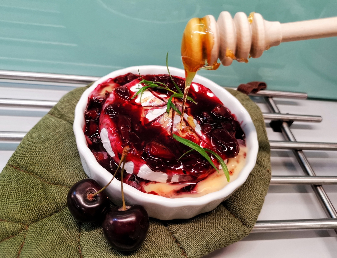 Сыр бри с черешней и медом