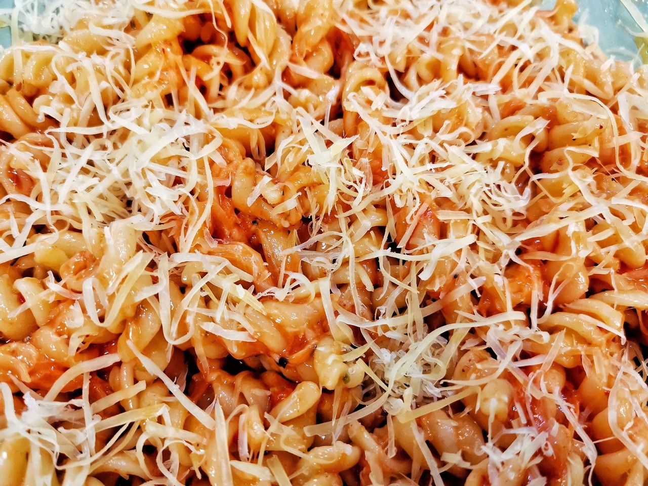 Сырная паста фузилли с желтком и кетчупом