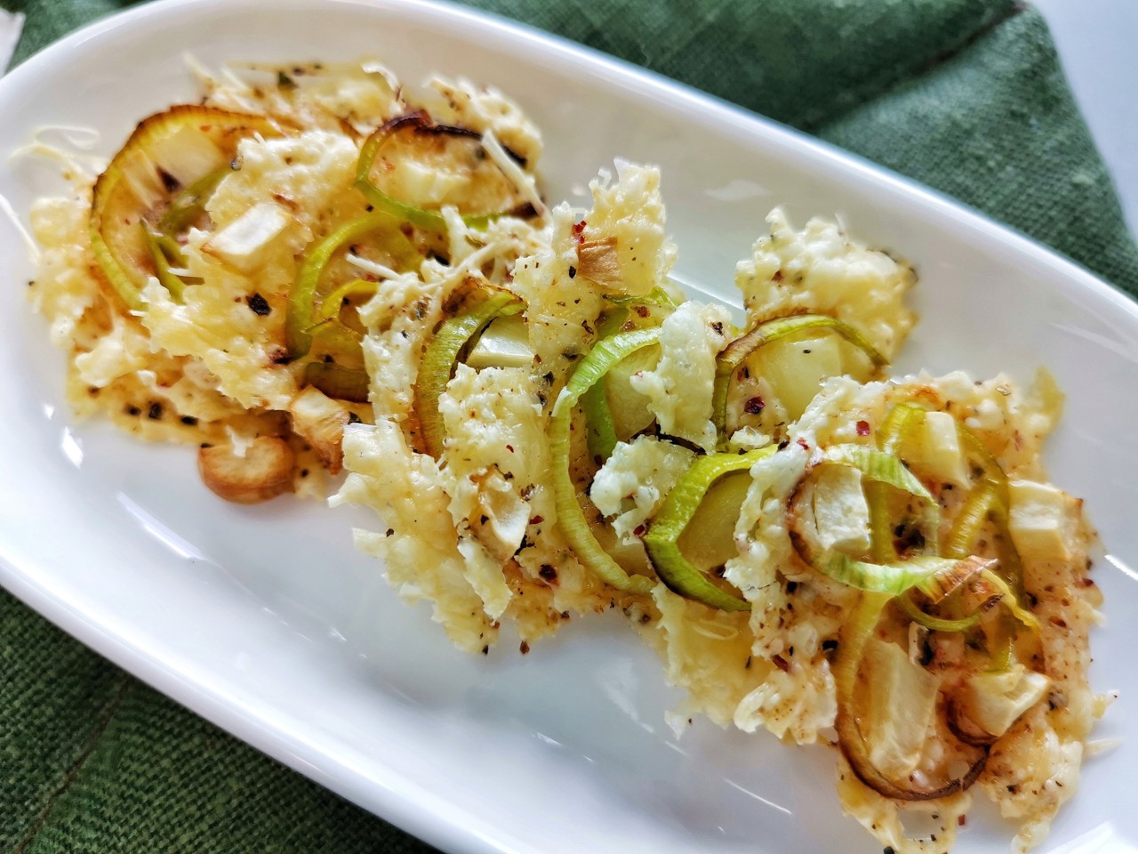 Сырные чипсы с луком и аджикой
