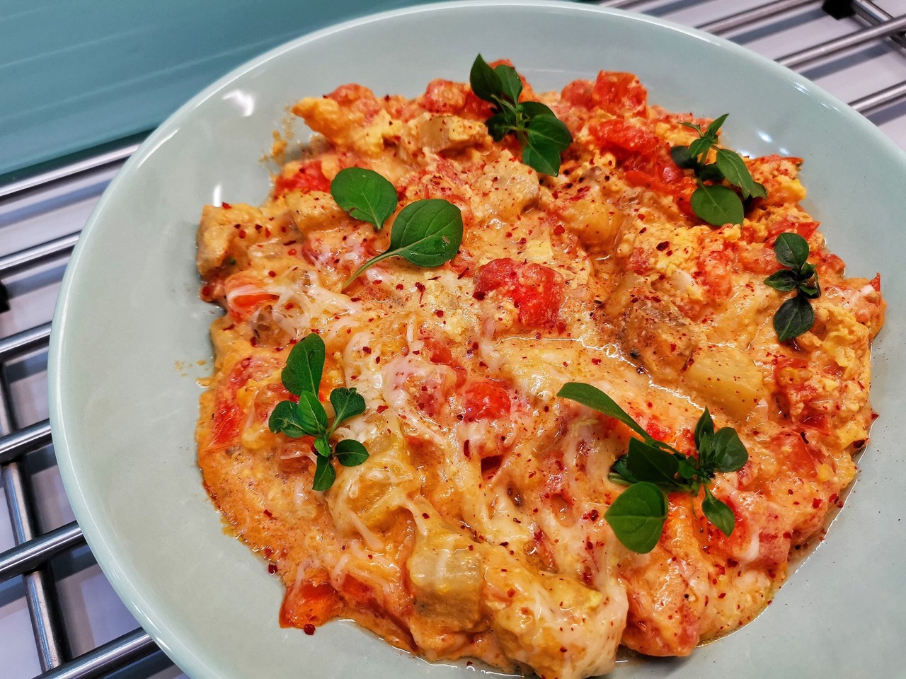 Сытная яичница с овощами и базиликом
