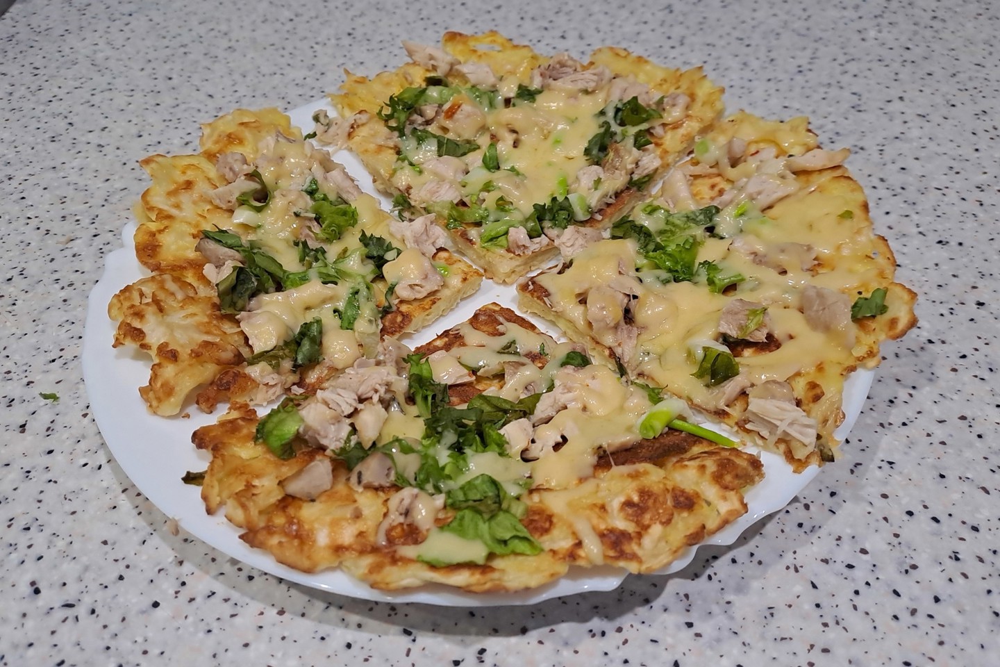 Сытный завтрак из лаваша с сыром, куриным мясом и зеленью