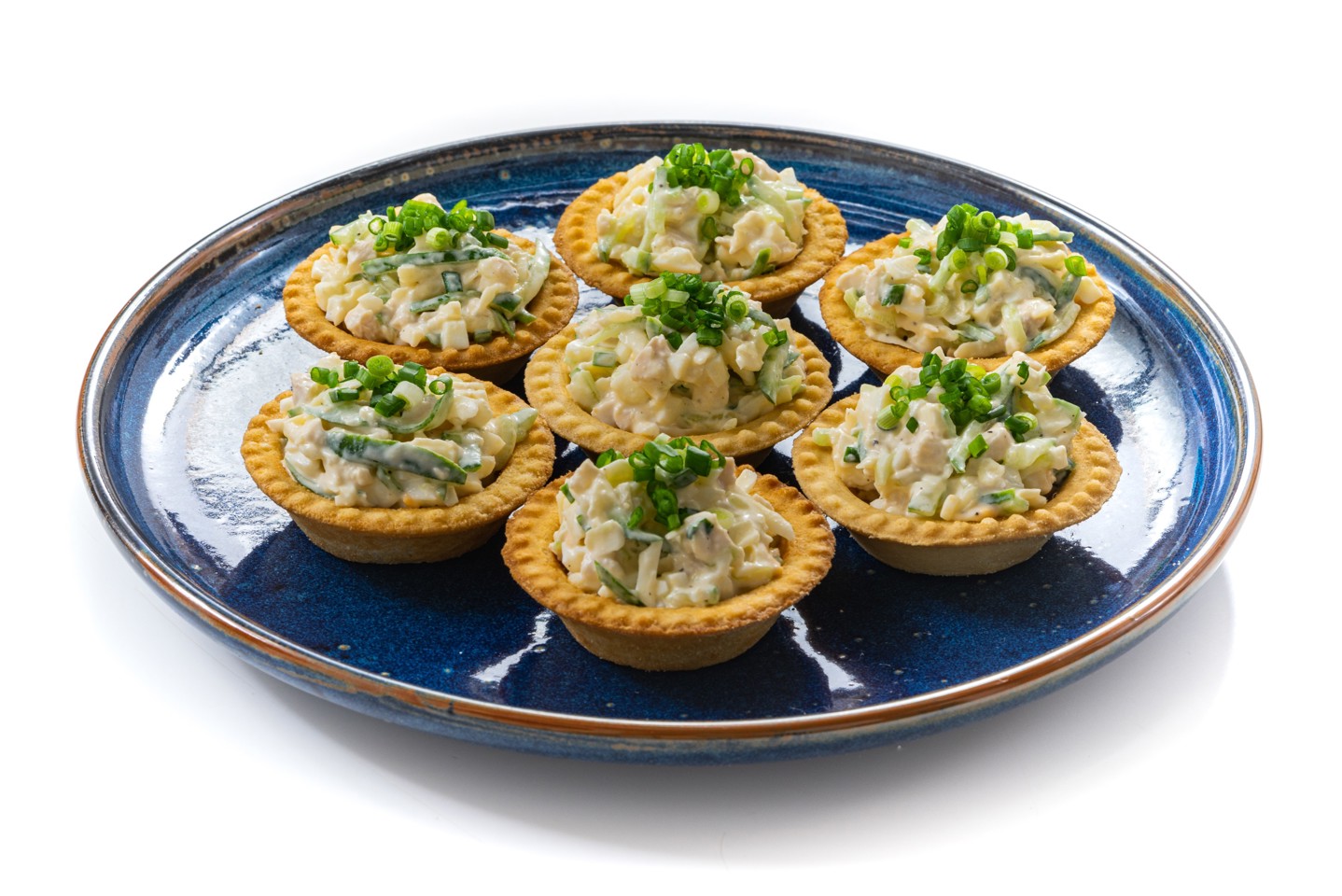 Тарталетки с курицей и свежим огурцом