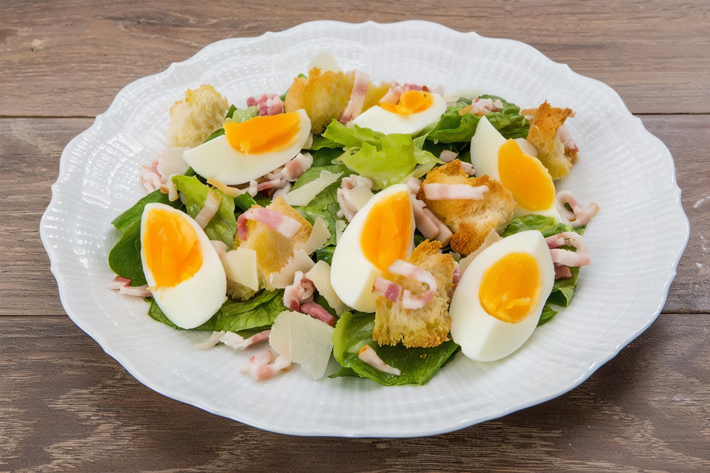 Теплый салат с яйцом и беконом