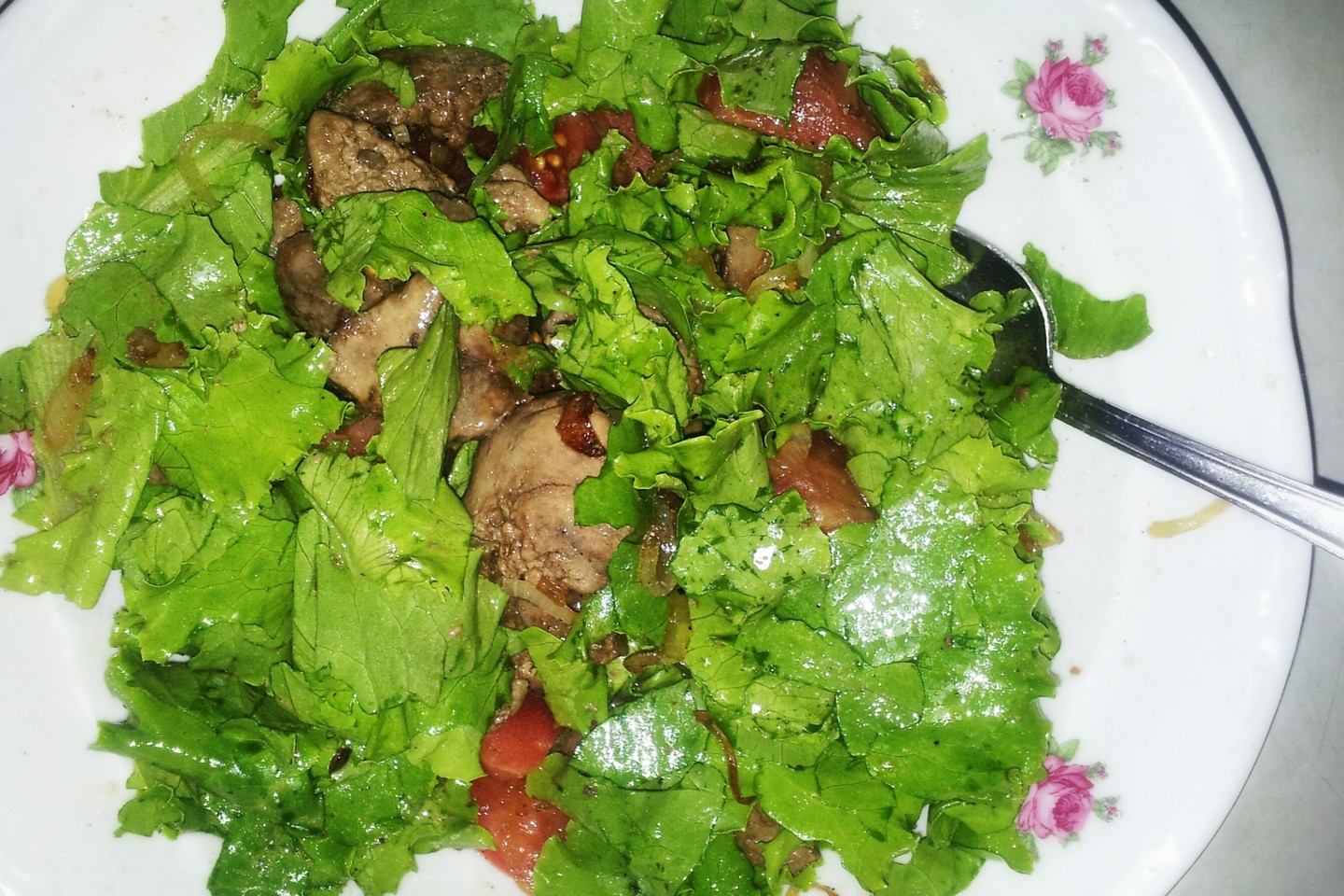 Теплый салат с печенью и карамелизированным луком