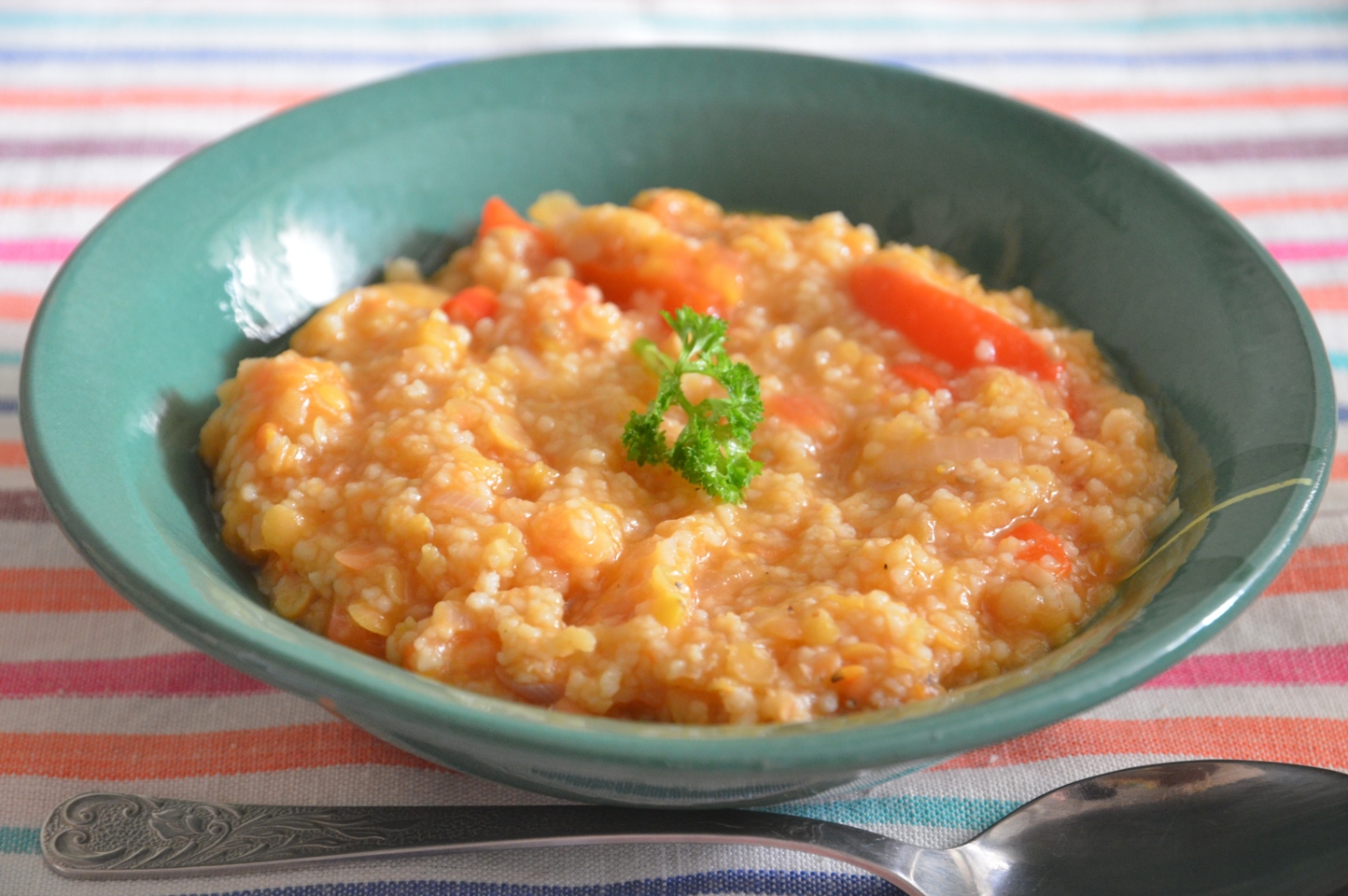 Томатный суп-похлебка с кускусом, сладким перцем и острым чили