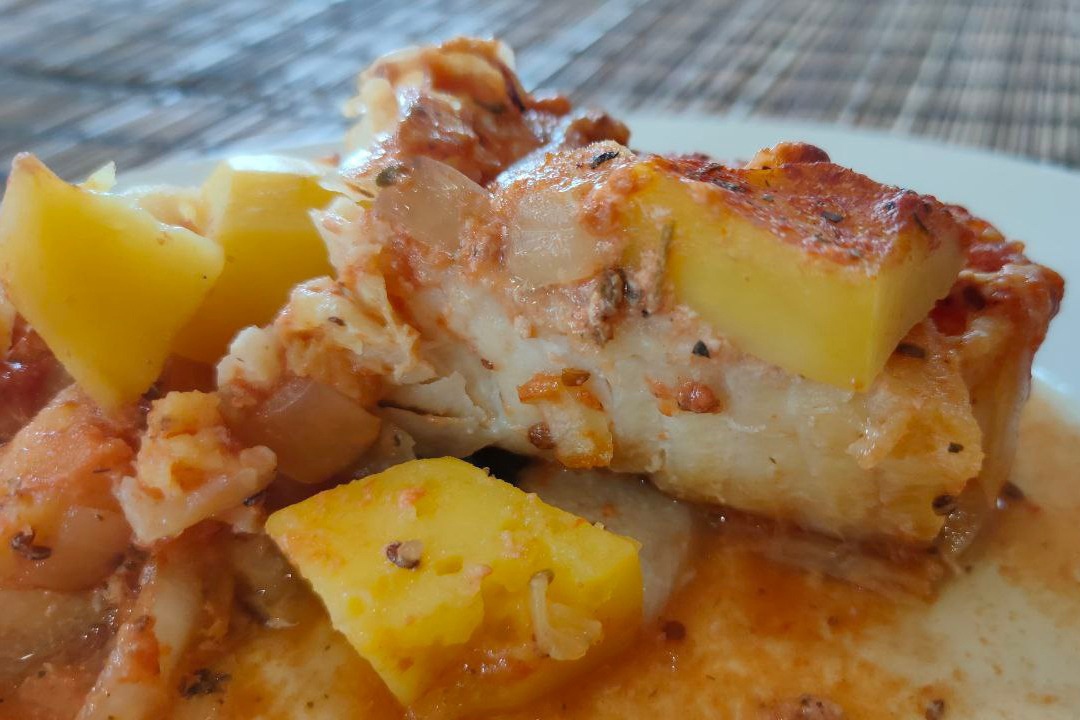 Треска с луком и картофелем в томатном соусе