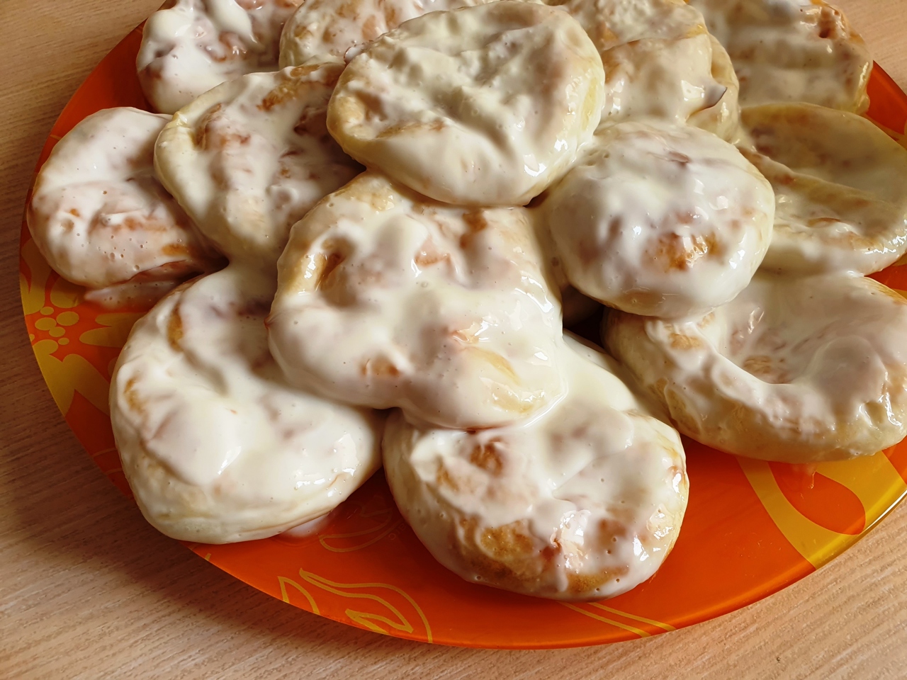 Творожные лепешки со сметанным соусом