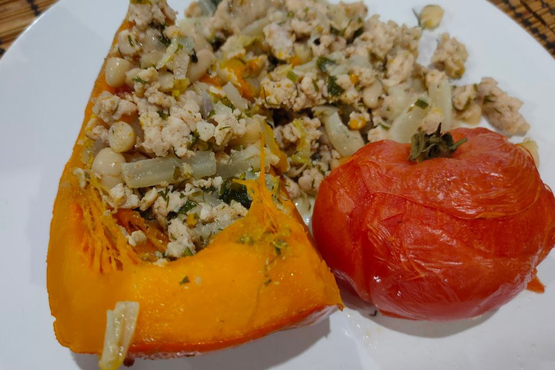 Тыква, запеченная с фаршем, фасолью и пекинской капустой