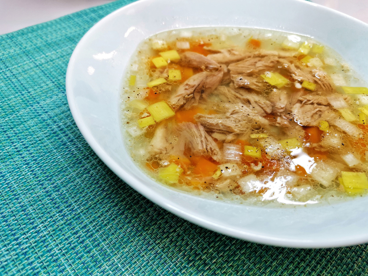 Утиный суп с луком и морковью