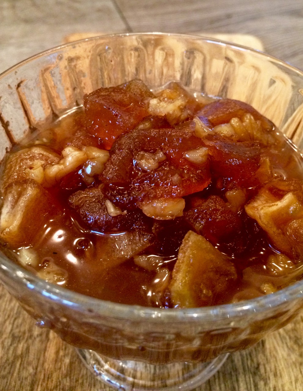 Варенье из яблок с грецкими орехами, коньяком и пряностями