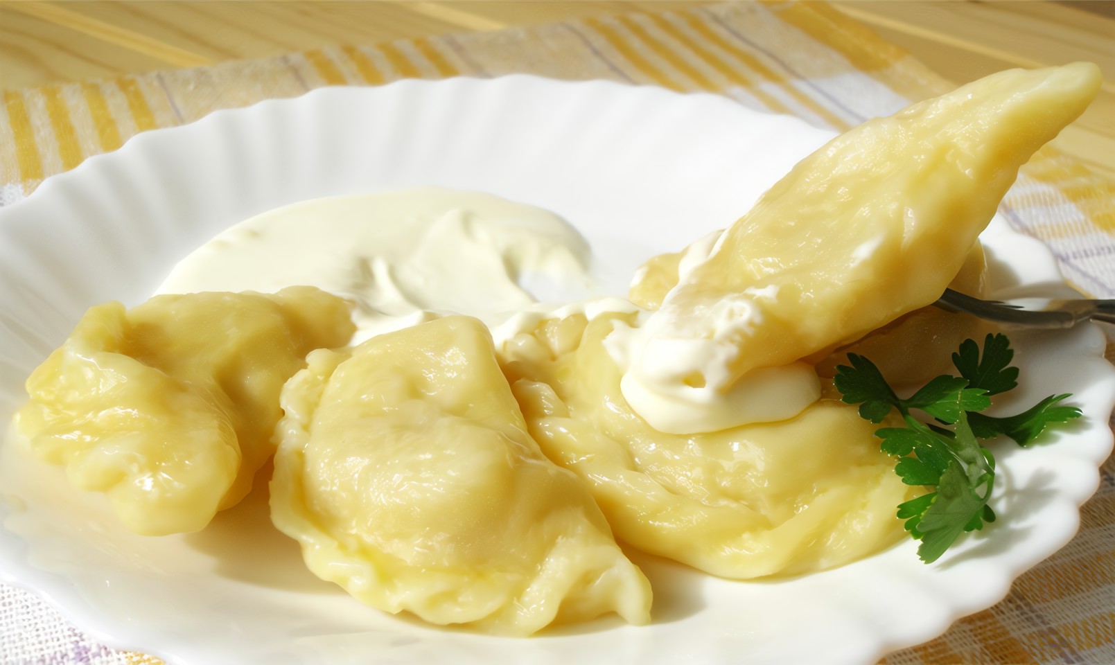 Вареники с картофелем и сметаной
