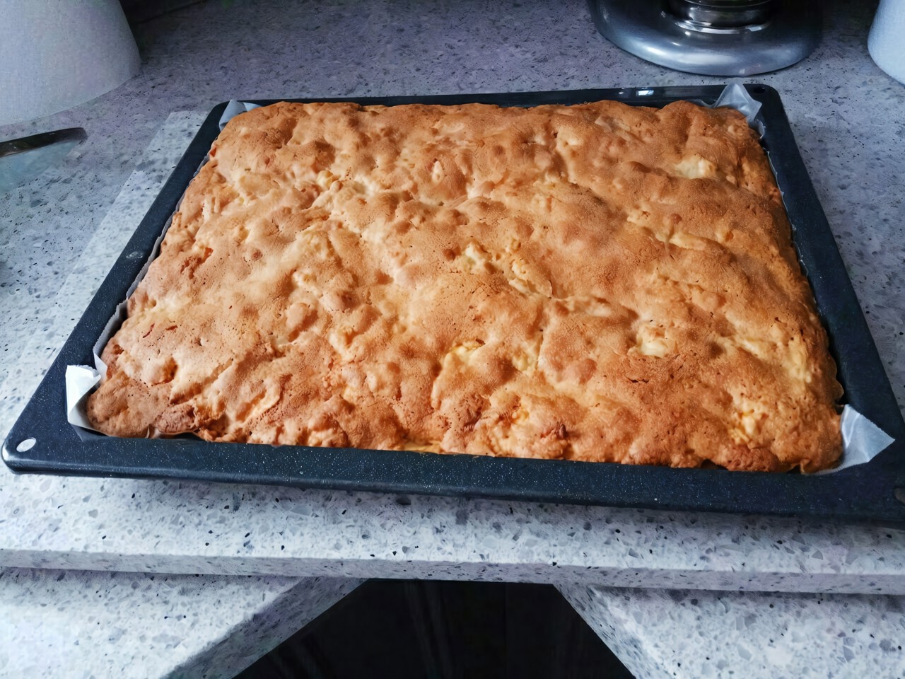 Яблочная шарлотка с корицей
