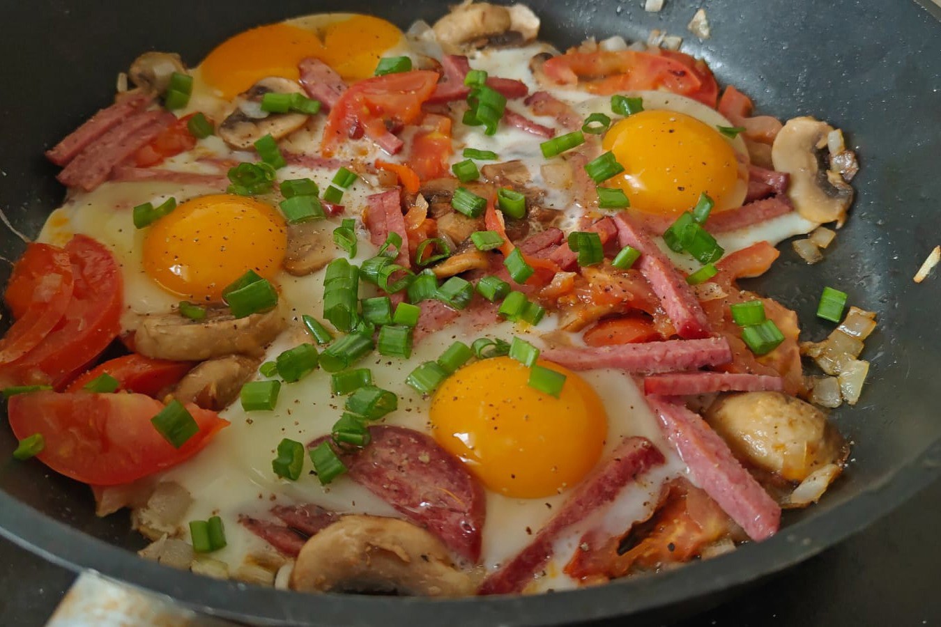 Яичница с помидором, шампиньонами и колбасой