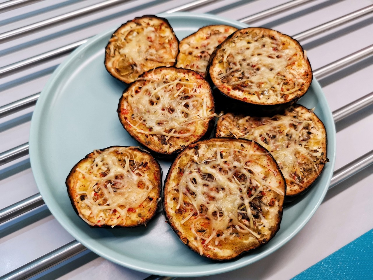 Закуска из баклажана с сыром в духовке на решетке