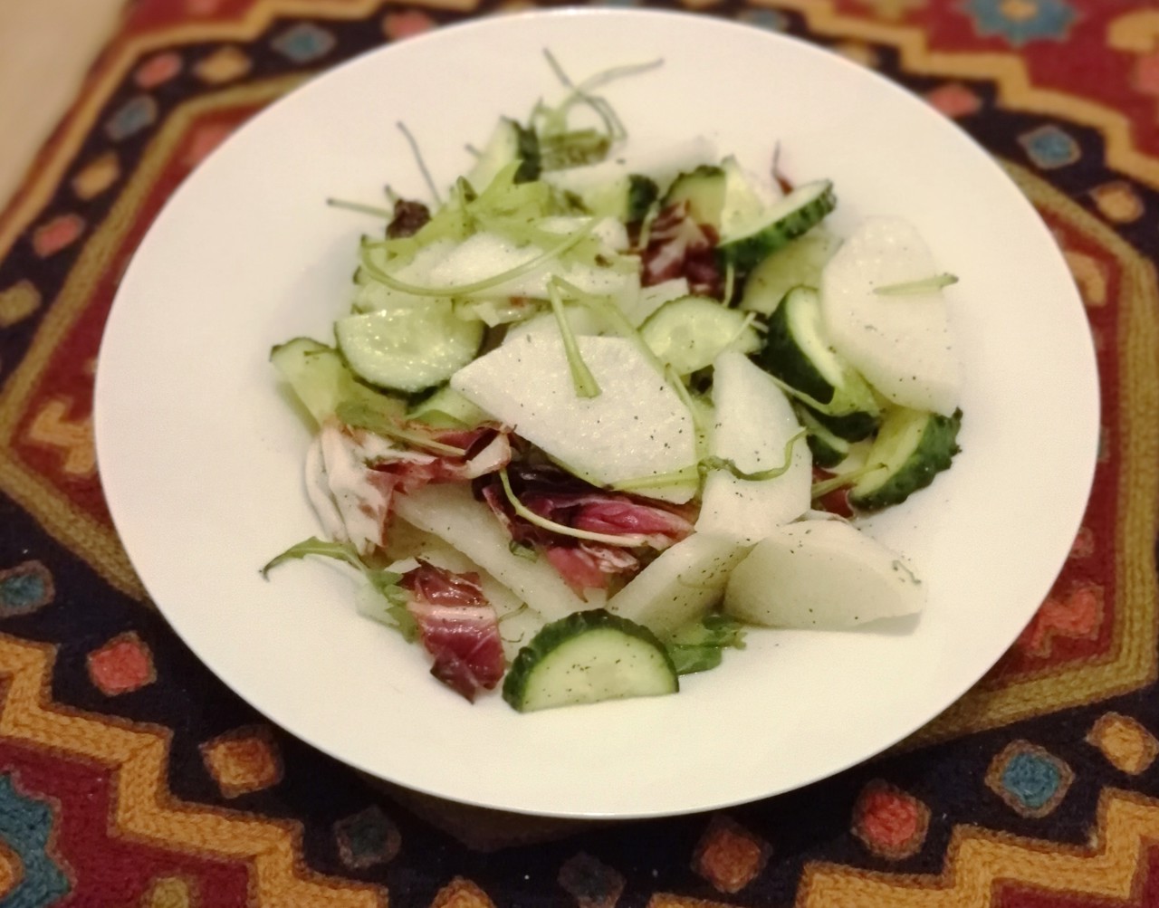 Зеленый салат с огурцом, дайконом и руколой