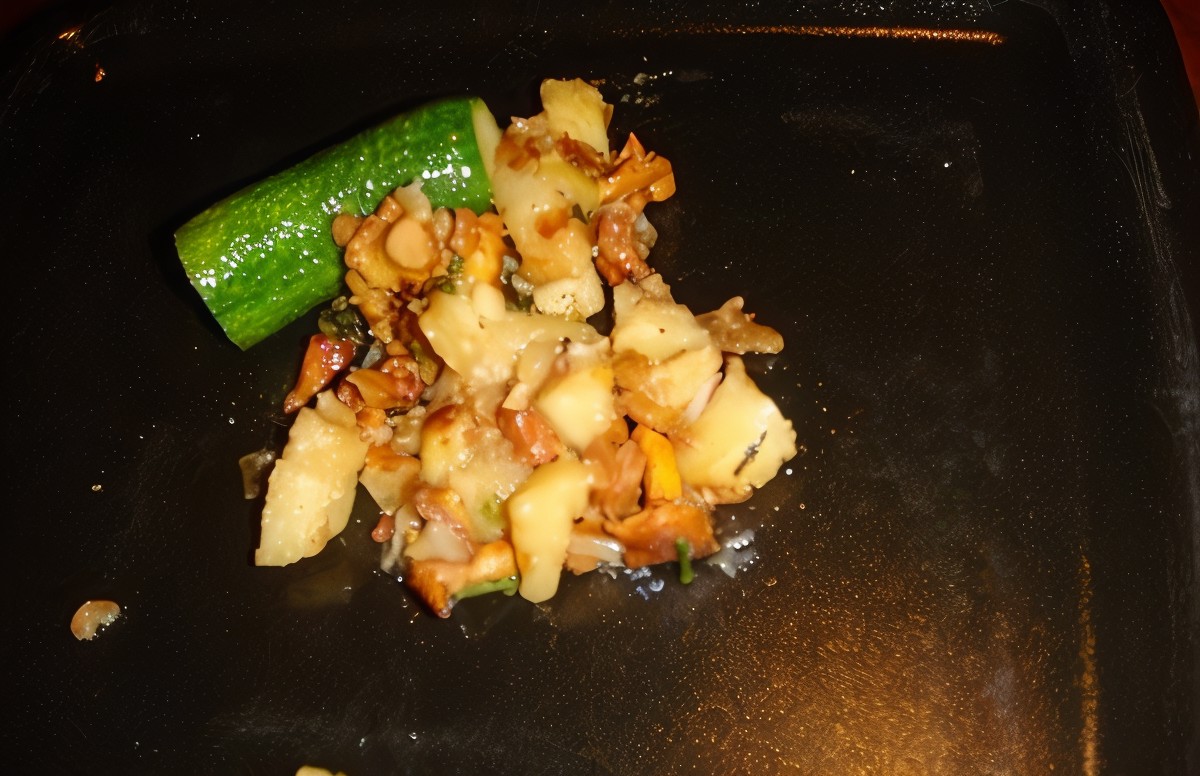 Жареный картофель с лисичками и луком