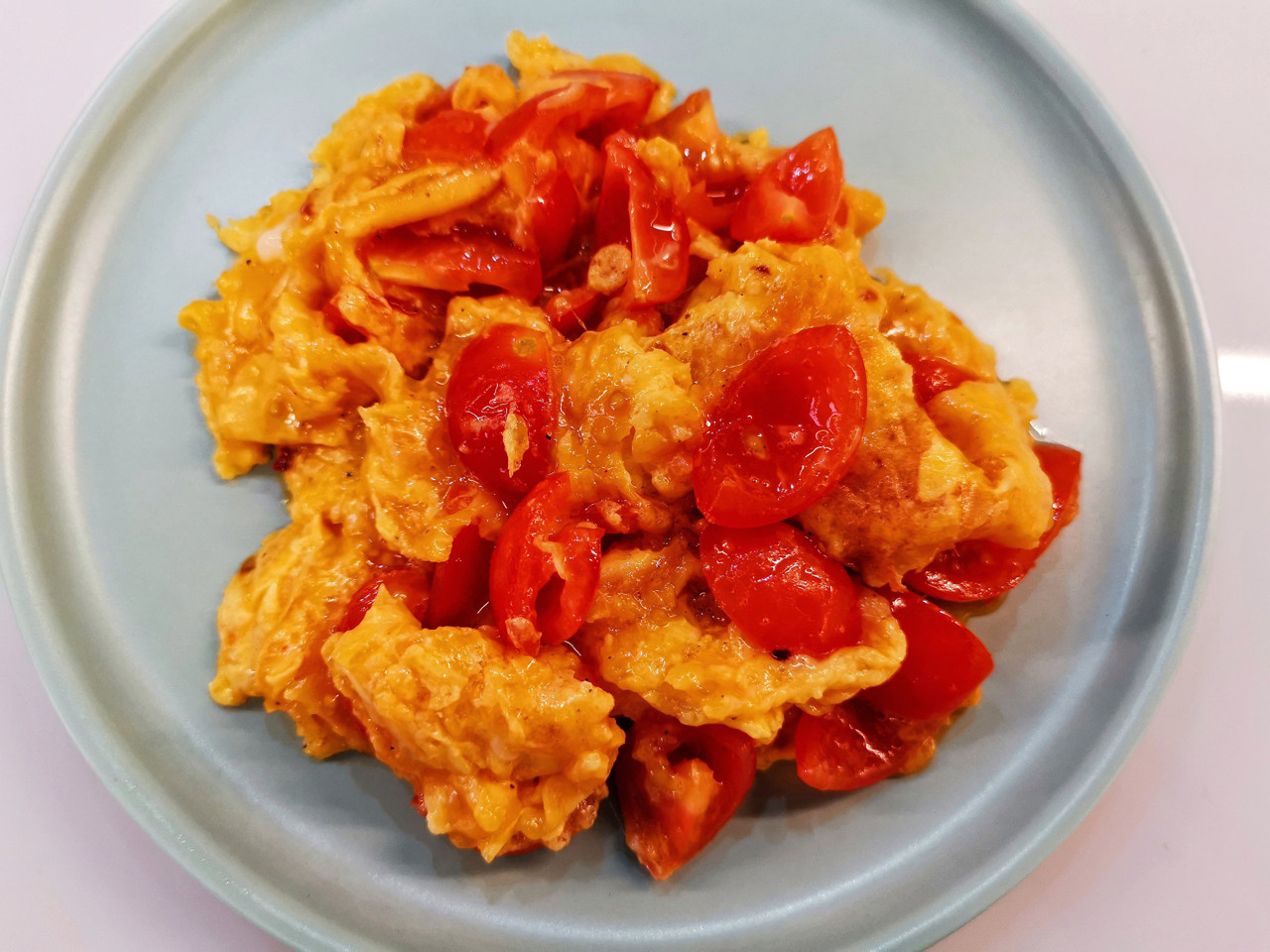 Желтковый скрэмбл с сыром и помидорами