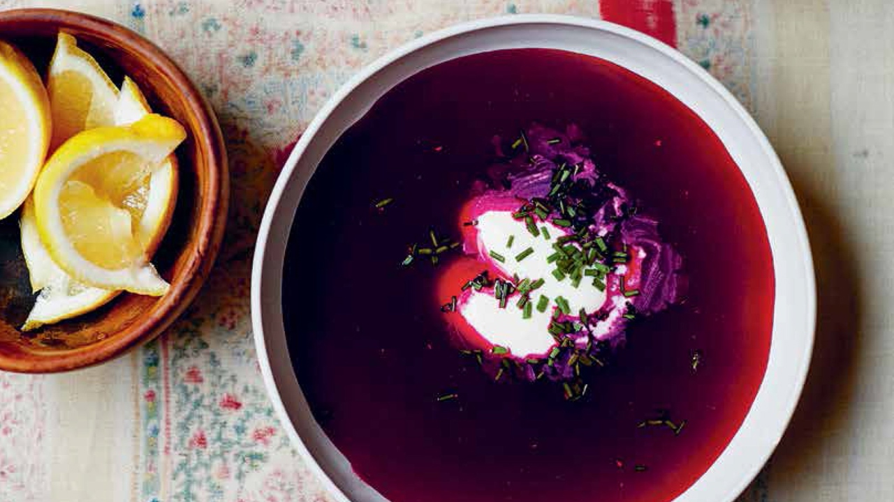 Летний борщ со сметаной и зеленым луком