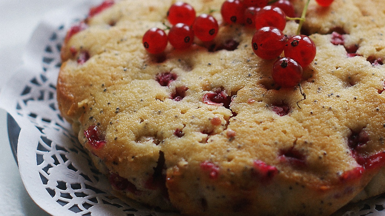 Пирог с маком и красной смородиной